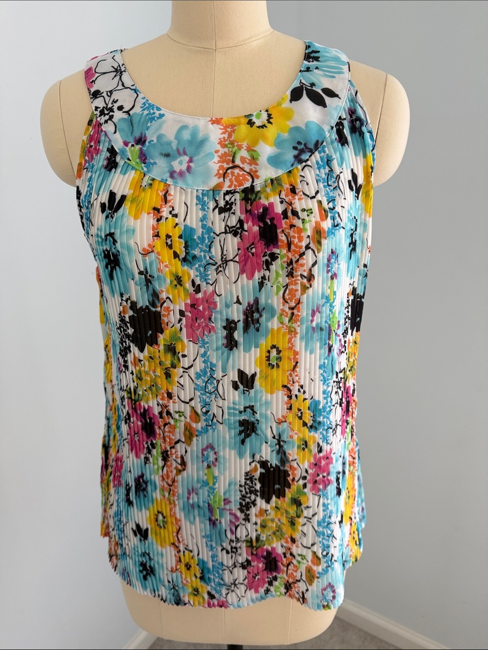 Dress barn Multicolor Sleeveless Floral Pleated Camisole Top Size Medium - Picture 6 of 14